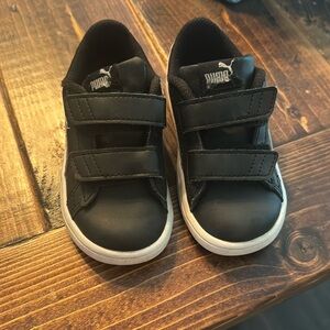 Puma toddler size 8 tennis shoe